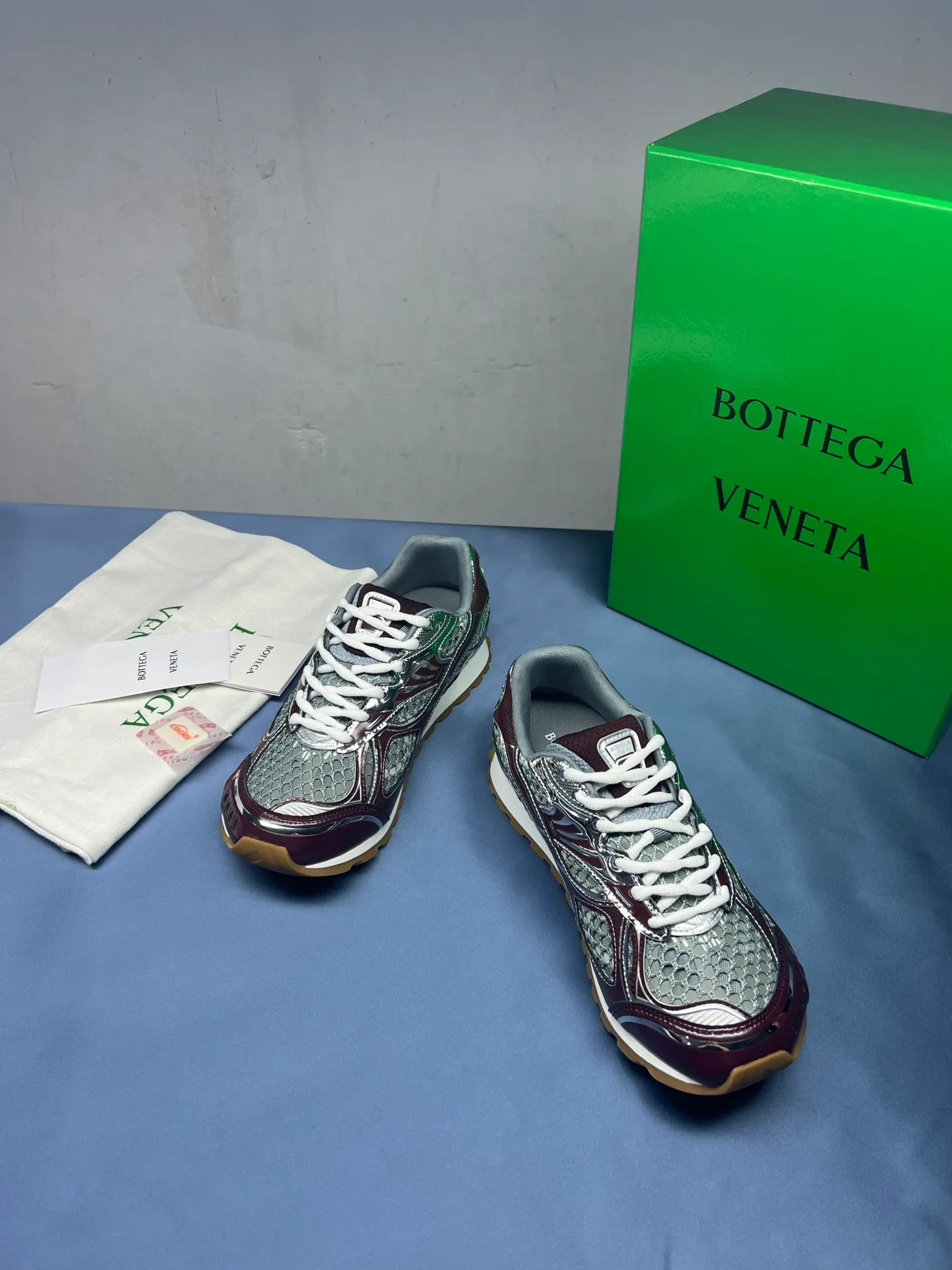 👟👟Ex-factory price 600👟👟 Men's size +10 Real photos 🔥🔥BV Orbit sneakers Wang Yibo's same style couple's dad shoes Runner sneakers, made of lightweight technical mesh fabric. Matched with geometric pattern designed rubber outsole, Wang Zha series high version. Look for the package technology. It is actually a lot taller, but the legs are still slim. Very nice, playable and durable. Matched to the standard💯 Package shoe technology. Look for the high version. The outsole is made of color-blocked TPU outsole. Women's model 35 36 37 38 39 40 41 42 (40 41 42 43 44 45 customized) (Customer logo can be accepted without refund or exchange at a favorable price) Equipped with original packaging